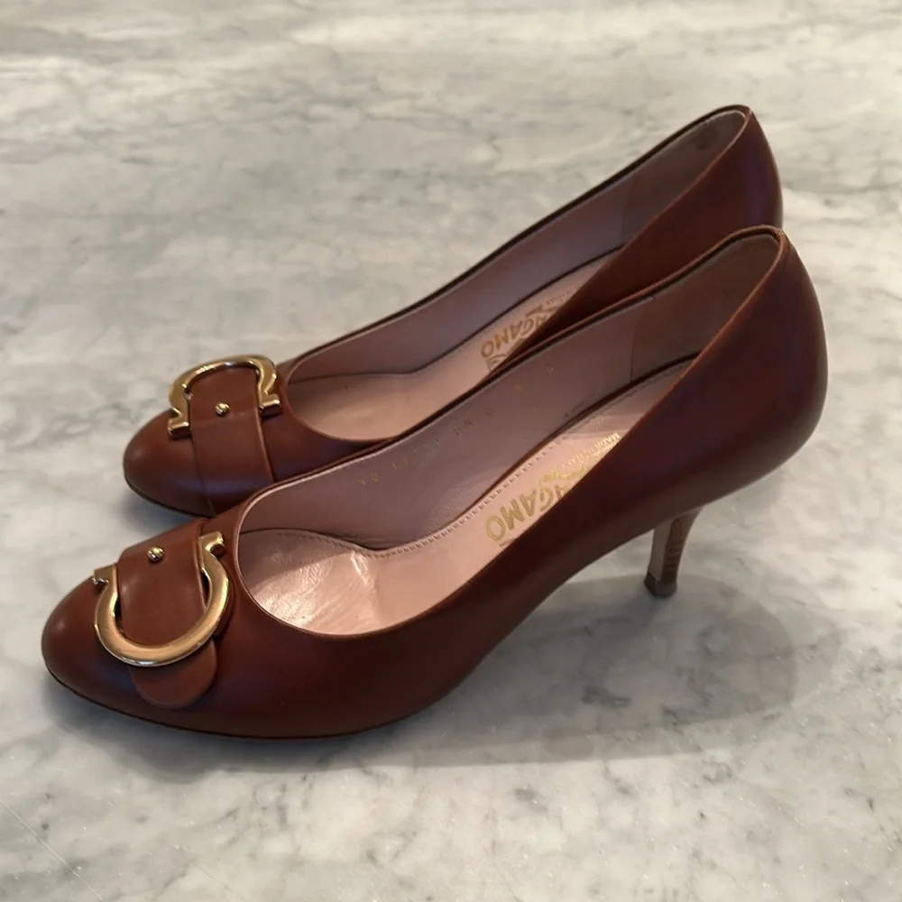 Salvatore Ferragamo Gancini Pumps Heel Cordovan Brown Sz 8 EUC - Picture 2 of 8